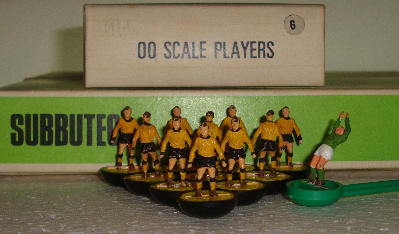 HW SUBBUTEO FOOTBALL TEAM REPAINTED AS REF 203 WATFORD IN TEAM BOX HW SUBBUTEO FOOTBALL TEAM REPAINTED AS REF 203 WATFORD IN TEAM BOX